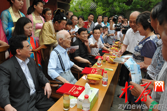 余光中、汪國真做客杜甫故里 共話詩圣家國情懷