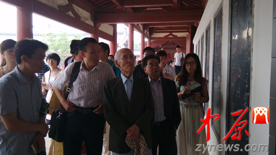 余光中、汪國真做客杜甫故里 共話詩圣家國情懷