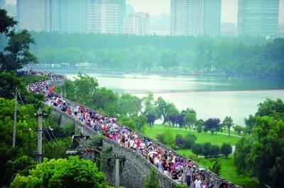 　　昨天,數萬南京市民參加“環(huán)城七十里”徒步走,圖為解放門城墻上密集的人群。 本版攝影 實習生 王甜