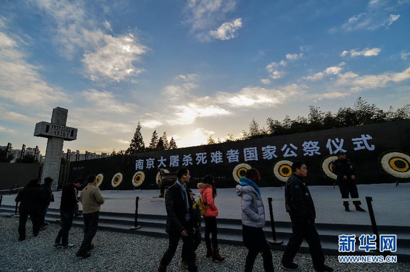12月14日,觀眾在侵華日軍南京大屠殺遇難同胞紀(jì)念館國家公祭儀式會(huì)場參觀。新華社記者 沈鵬 攝　