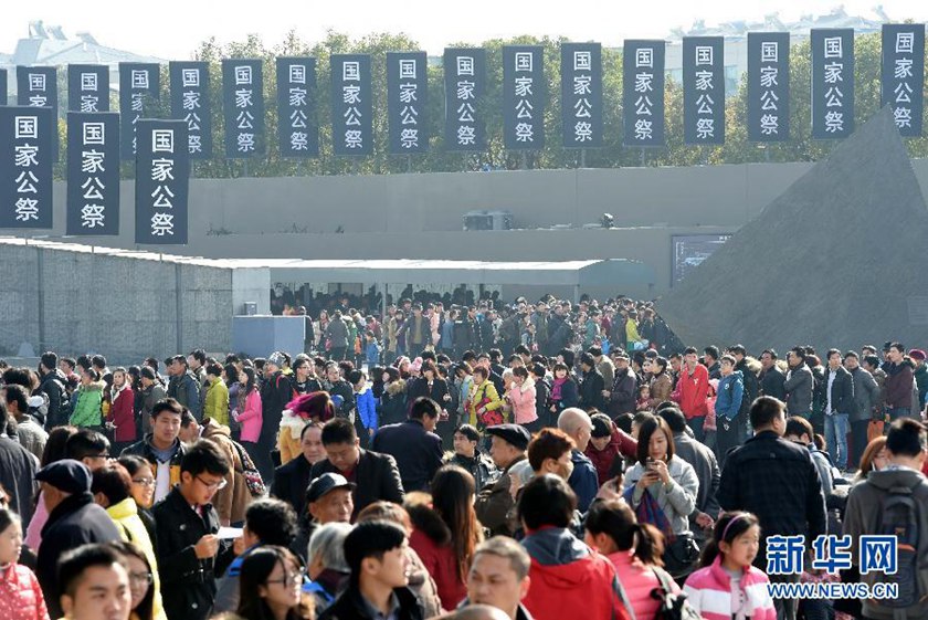 12月14日,參觀者在南京大屠殺遇難同胞紀(jì)念館參觀?！　⌒氯A社記者孫參攝
