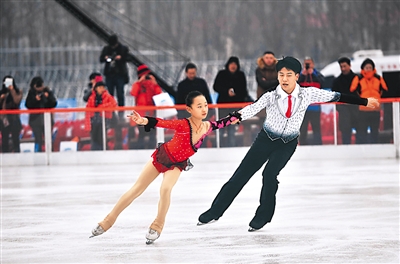 12月18日,五棵松冰世界體育樂園正式開門迎客,圖為花樣滑冰運動員進(jìn)行表演。