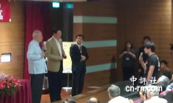 　大陸交換學生針對演講內(nèi)容，頻頻問李登輝，雙方一來一往。(中評社黃文杰攝)