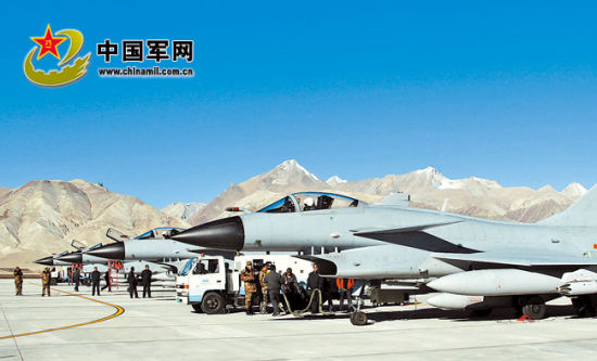 后勤官兵進(jìn)駐雪域高原機(jī)場(chǎng)提供后勤支撐。解放軍報(bào)特約記者 劉應(yīng)華攝