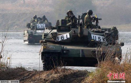 　資料圖：2011年11月2日，韓國(guó)軍隊(duì)在首爾東南100公里的驪州進(jìn)行軍事演習(xí)。
