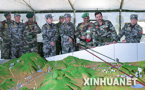 資料圖：2007年12月23日，中印陸軍聯(lián)合軍演中印參訓(xùn)指導(dǎo)組成員在進(jìn)行訓(xùn)練磋商