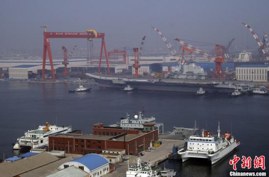 8月30日9時30分許，中國航母平臺在經(jīng)過第十次海試后，平穩(wěn)地停靠在遼寧大連港碼頭。