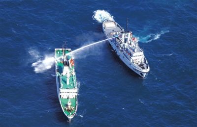 昨日，東海某海域，東海艦隊(duì)拖船使用高壓水炮為地方執(zhí)法船滅火