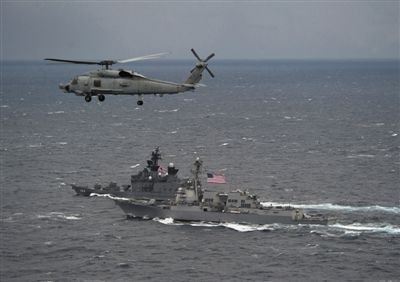 2011年1月10日，美國海軍驅(qū)逐艦與日本海上自衛(wèi)隊(duì)“鞍馬”號(hào)驅(qū)逐艦在日本長崎縣附近海域舉行聯(lián)合海上演習(xí)。資料圖片