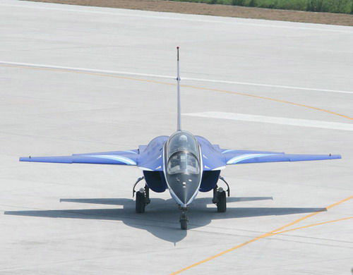 資料圖：中國L-15高級教練機使用的是烏克蘭制AI-222發(fā)動機。