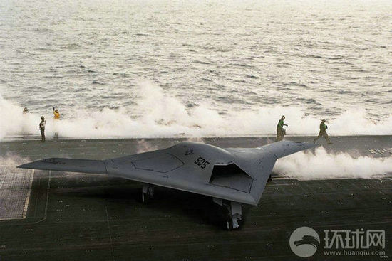 資料圖：X-47B無(wú)人機(jī)在林肯號(hào)航母上進(jìn)行系統(tǒng)連接測(cè)試。