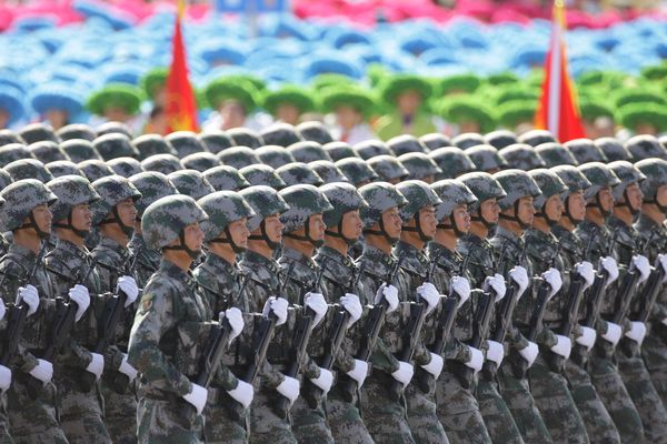 總體看，中國(guó)軍隊(duì)是稱職的，承擔(dān)了它對(duì)這個(gè)國(guó)家和人民的應(yīng)有責(zé)任。