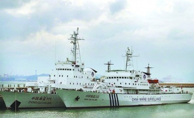 海監(jiān)111船（左）與112船，海監(jiān)111船原為海軍“海冰723號(hào)”破冰船