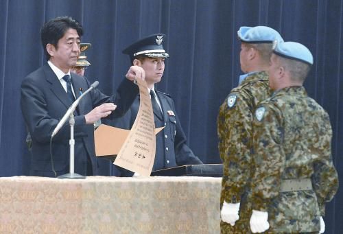 20日，日本首相安倍晉三向回國的戈蘭高地維和自衛(wèi)隊遞交政府獎狀。安倍在儀式上稱，近年“日本周邊的安全保障環(huán)境更加嚴峻”，為此將修改《防衛(wèi)計劃大綱》，進一步加強日美同盟。
