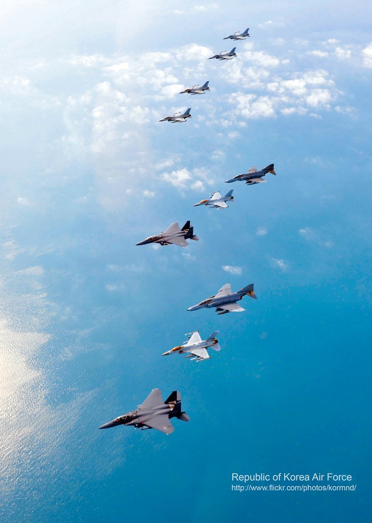 圖為韓空軍KF-16戰(zhàn)機(jī)、F-4戰(zhàn)機(jī)、F-15K兩代三型戰(zhàn)機(jī)編隊(duì)升空練作戰(zhàn)。