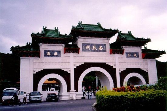 位于臺北的忠烈祠供奉著從孫中山革命，到抗日戰(zhàn)爭，解放戰(zhàn)爭所有陣亡國民黨士兵的靈位。