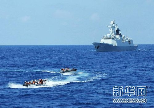 3月28日，十余名臨檢拿捕隊(duì)員從玉林艦出發(fā)，乘小艇駛向模擬可疑商船的艦只。