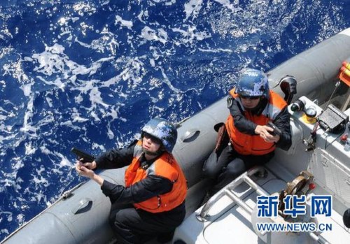 　3月28日，十余名臨檢拿捕隊(duì)員乘小艇駛至模擬可疑商船下方水面。