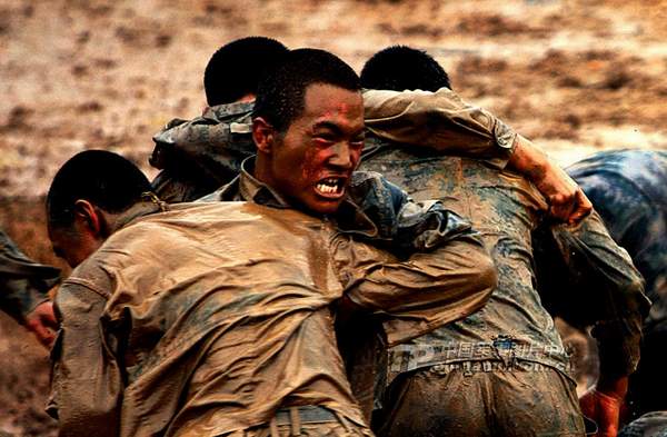 資料圖：濟(jì)南軍區(qū)某部特種兵魔鬼訓(xùn)練。