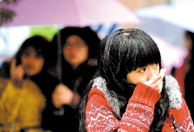 大學路附近，一位美女冷得縮起脖子。 晚報記者 馬健 圖