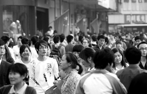 8天長假中，逛街購物的人數(shù)激增，鄭州市德化步行街上“人潮洶涌” 河南商報記者 王春勝/攝