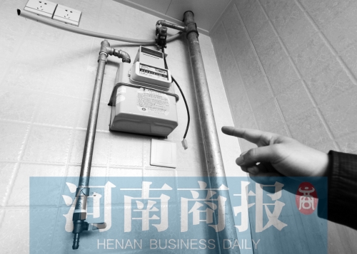 天然氣管裸露，有居民稱安裝好的燃氣灶具一直閑置