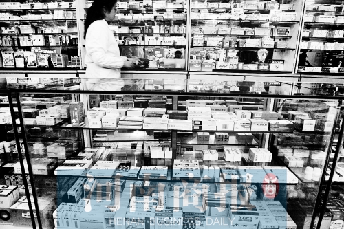 　鄭州不少藥店，也會把價格低的藥品放下層，價格高的放在醒目位置