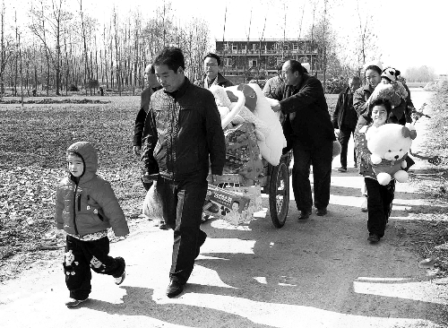 姐（左一）弟（右一護(hù)士懷中男嬰）返鄉(xiāng)，愛心捐贈(zèng)滿滿一架子車。