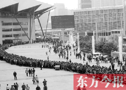 3月2日，在鄭州國(guó)際會(huì)展中心，河南省春季人才招聘會(huì)舉行，六萬五千名求職者扎堆求職