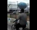 開掛民族騎車頭頂煤氣罐，原地耍酷 腳不離車 飄逸