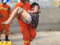 女子要跳樓 究竟為哪般？