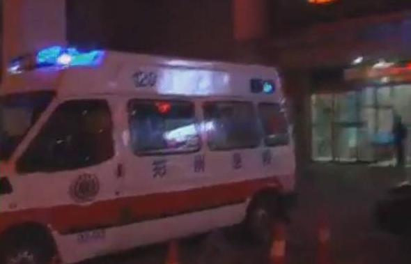 女兒不救父親，鄰居很憤怒