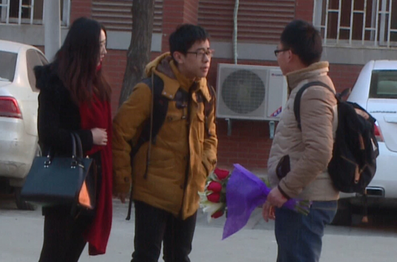 美女請(qǐng)你假裝其男友拒絕追求者，你會(huì)怎么辦？
