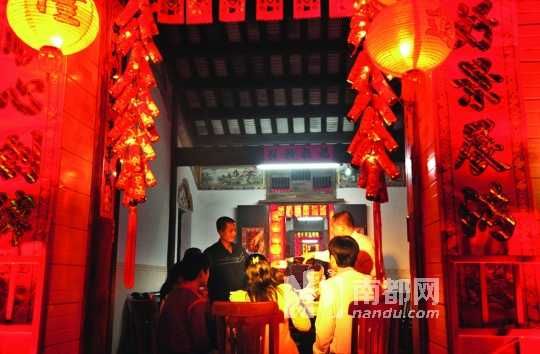 　　?？谌税殉Φ哪暌癸埛Q為“吃圍爐”。