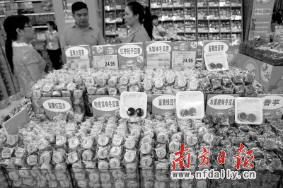散裝月餅因其實(shí)惠的價(jià)格、豐富的口味而受到市民的青睞。