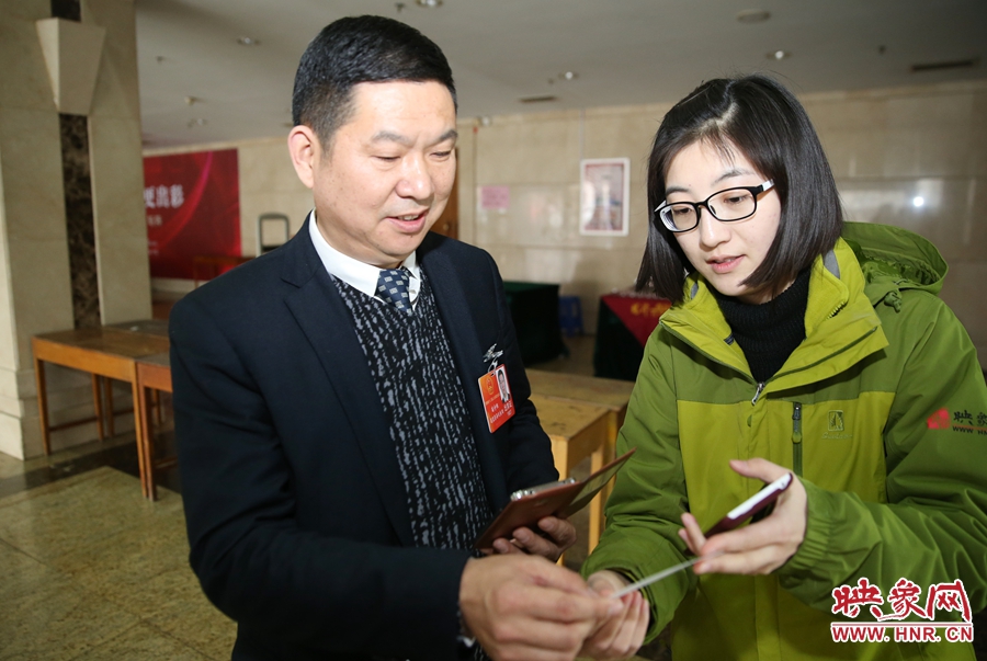 幫代表使用大象融媒映象網(wǎng)微信打印機(jī)現(xiàn)場打印照片。