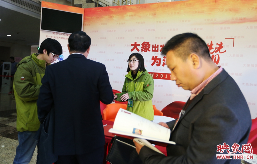 向代表、委員講解大象融媒旗下出品的新聞產(chǎn)品。