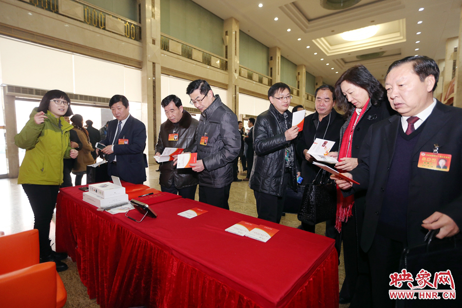 向代表、委員講解大象融媒旗下出品的新聞產(chǎn)品。