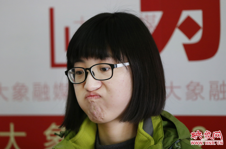 偶爾來個(gè)這樣的表情，算是放松緊張的心情吧！