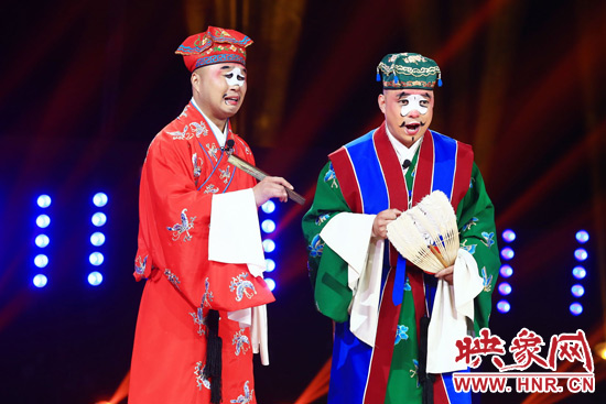 田相偉（右）表演喜劇《吹?！沸Ψ珗?chǎng)
