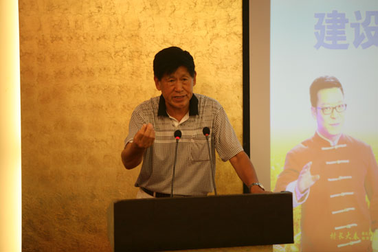 原河南省農(nóng)業(yè)廳副廳長(zhǎng)、現(xiàn)任河南省土壤肥料協(xié)會(huì)秘書(shū)長(zhǎng)肖興貴發(fā)表講話