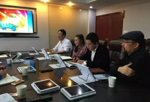 從右至左依次為趙財(cái)神，雅購(gòu)供銷CEO許濤，農(nóng)團(tuán)聯(lián)盟創(chuàng)始人王婷。