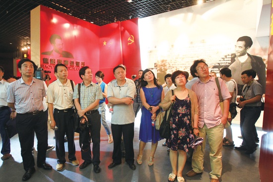 河南電視臺、河南人民廣播電臺、河南省詩歌學(xué)會的專家、詩人、記者等數(shù)十人赴蘭考焦裕祿紀(jì)念園采風(fēng)學(xué)習(xí)