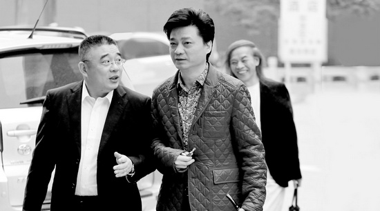 錢文忠（左）、小崔、蔡志忠（后）三位大咖步入錄制現(xiàn)場(chǎng)
