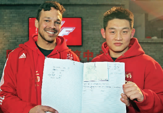 　　約瑟夫手繪了每個選手的肖像，認認真真地用字母拼寫出選手的中文名字附注?！翱?，這個是鄭召玉喲”