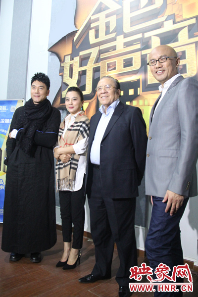 林依輪、李玲玉、楊洪基三位評委導(dǎo)師以及主持人孫國慶接受媒體采訪