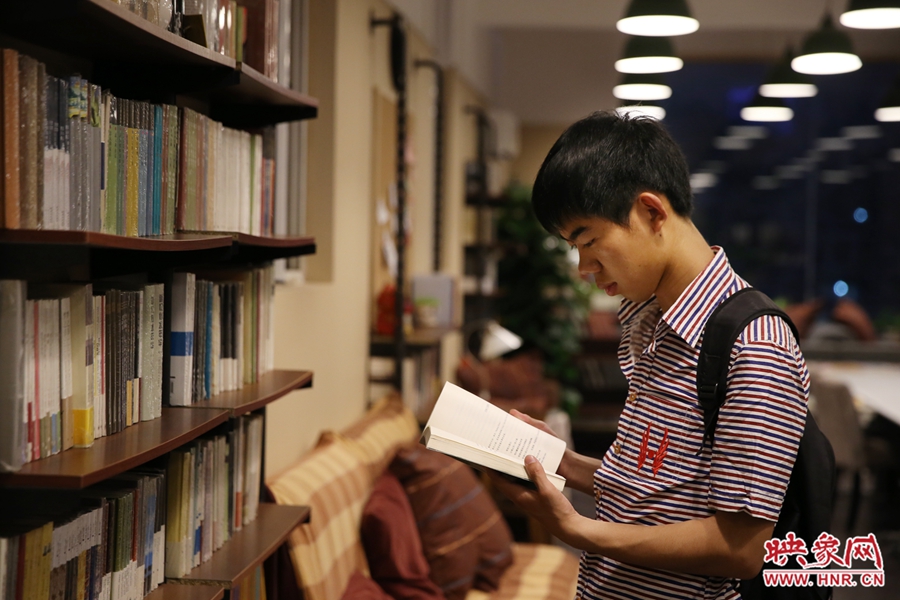 袁丙鵬，22歲，某大學(xué)大三學(xué)生：在適合的環(huán)境里看書，才能看出境界。