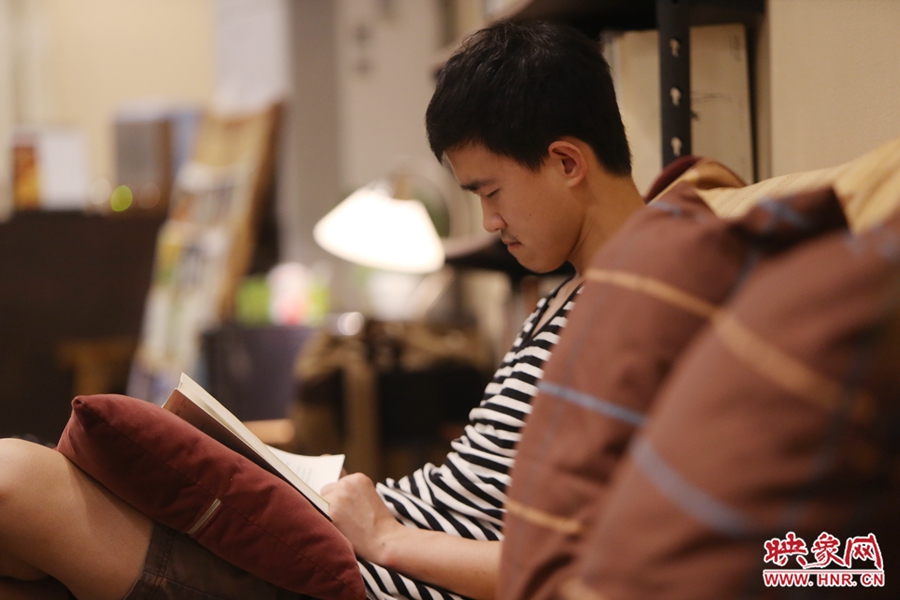 徐浩然，24歲，圖書編輯：在書店看紙質(zhì)書，意境會(huì)更深一些。