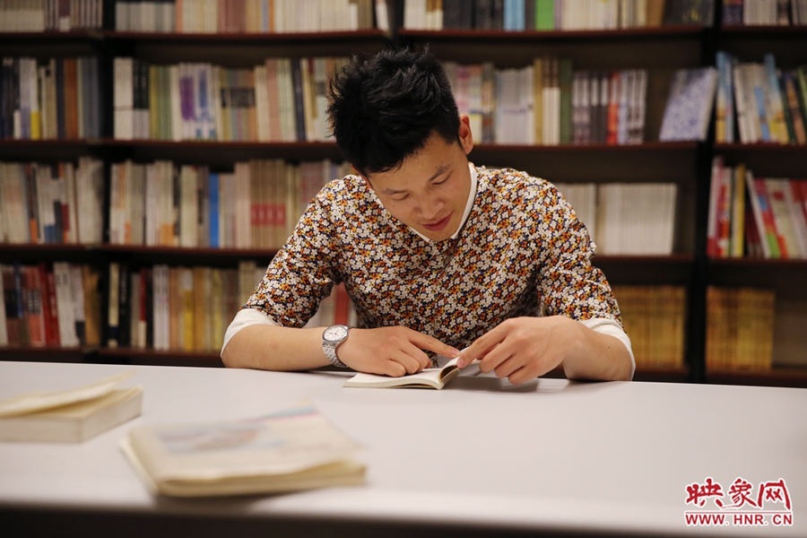 李恒，26歲，私營業(yè)主：喜歡撫摸紙質(zhì)書的感覺。