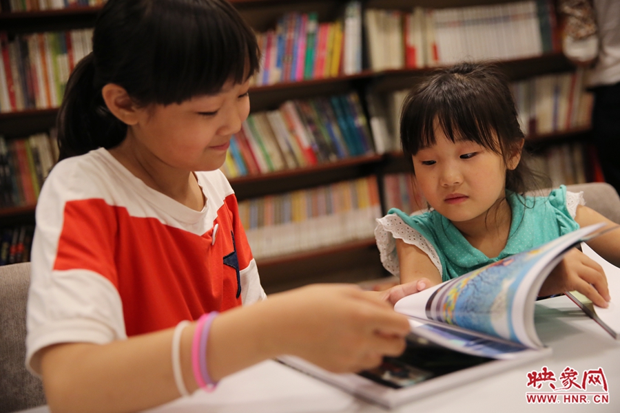 姐姐王藝茹，11歲，小學(xué)五年級學(xué)生；妹妹王有君，5歲：像喜歡看電視一樣喜歡看書。